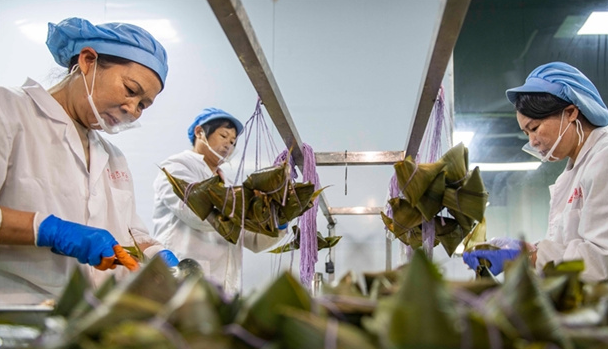 Workers Busy Making Zongzi to Greet Upcoming Duanwu Festival
