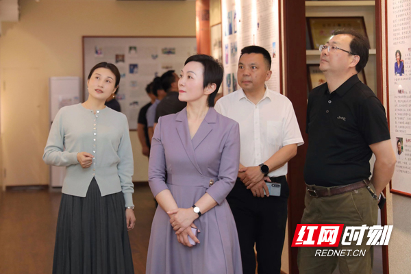 杨成英参观市七中校史馆.jpg