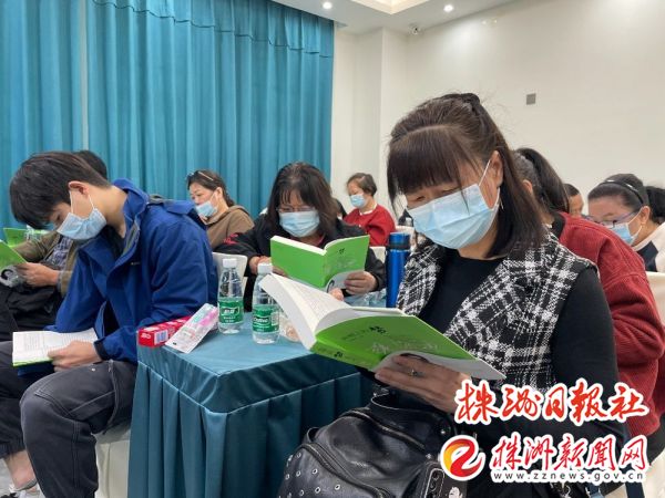 市残联组织残疾人读书分享会活动。记者 何春林 摄