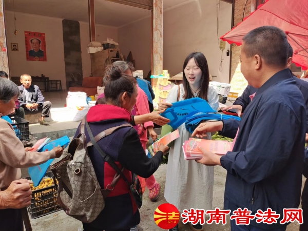 图为普法宣传队深入集市开展上门宣传活动_副本.jpg