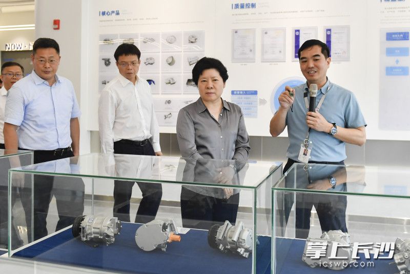 吴桂英在博大科工汽车轻量化精密零部件生产研发基地调研。