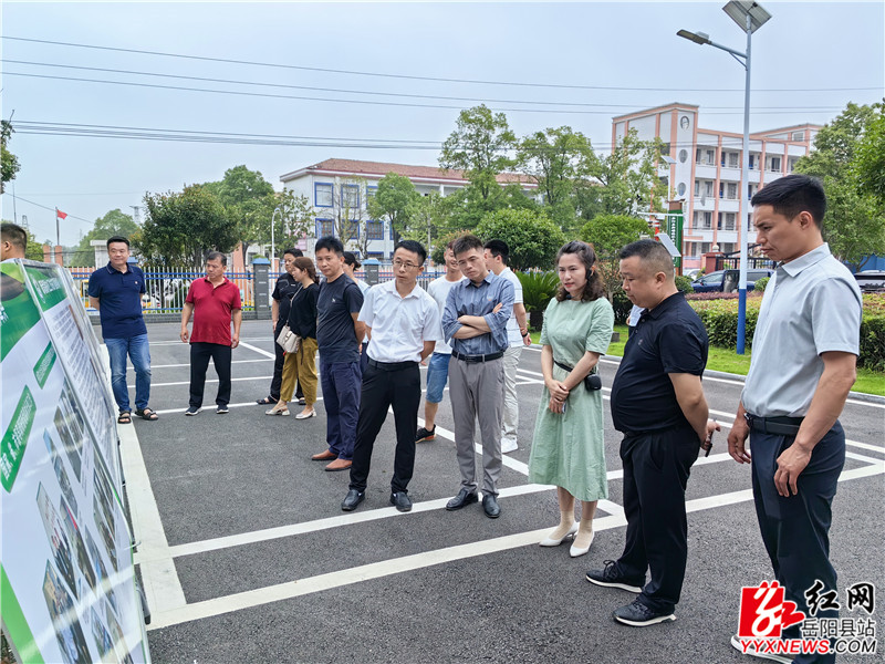 考察组在新墙镇林业工作站参观 (2)_副本.jpg