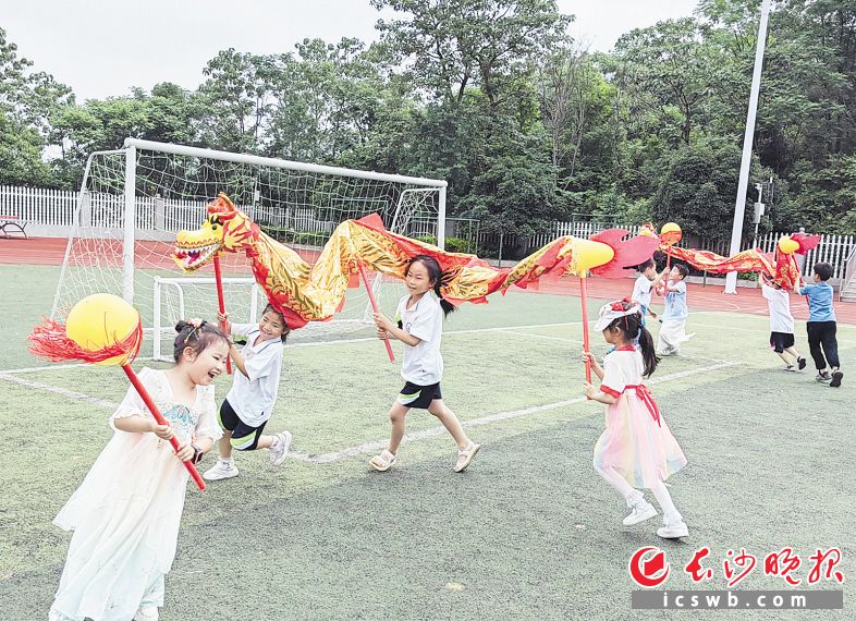 　　有趣 非遗激扬童真 5月31日，天心区梨塘小学举行“非遗润童心 文化共传承”——欢度六一·童趣飞扬校园活动。神采飞扬的舞龙、叮咚作响的珠算算盘、竹制的“古代足球”蹴鞠、富有挑战的竹竿舞……在非遗游园体验环节，千余名学生分年级参与各种活动，沉浸式体验非遗。　　长沙晚报全媒体记者 陈良 通讯员 黄婧 摄影报道