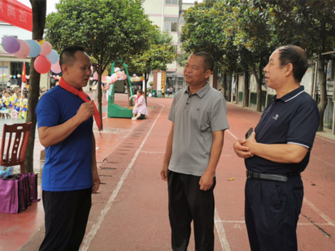 靖州县科协主席苏轮(中）与学校校长交流，了解学校科普现状（杨军 摄）_副本.jpg