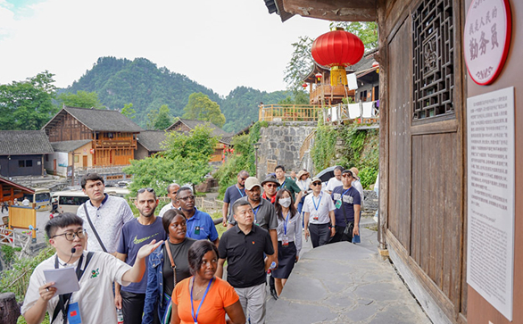 Foreign Students Visit Shibadong Village
