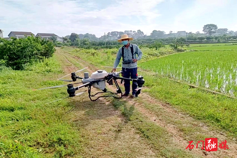 夹山镇：现代科技赋能“新农人”，无人机助“飞”乡村振兴1.jpg