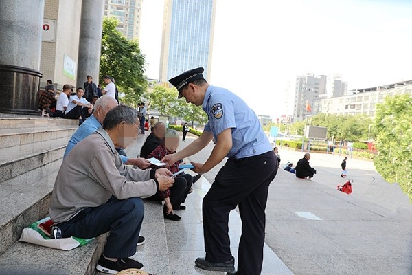 民警向群众发放宣传资料。_副本.jpg