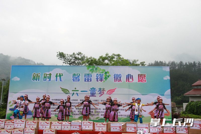 活动现场，孩子们带来少数民族歌舞表演。