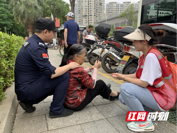 永州职业技术学院将党日实践活动开在龙舟赛道旁373.png