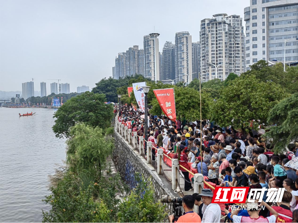 永州职业技术学院将党日实践活动开在龙舟赛道旁371.png