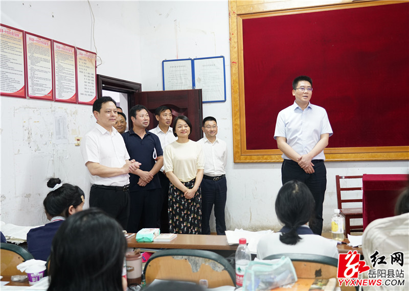 肖湘晖等领导为备考学子加油鼓劲_副本.jpg