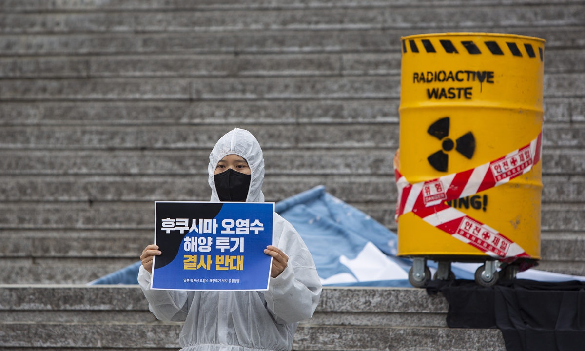 A member of a civic group protests against Japan's
plan of dumping nuclear-contaminated wastewater,
in Seoul, South Korea, on April 25, 2023. Photo: IC