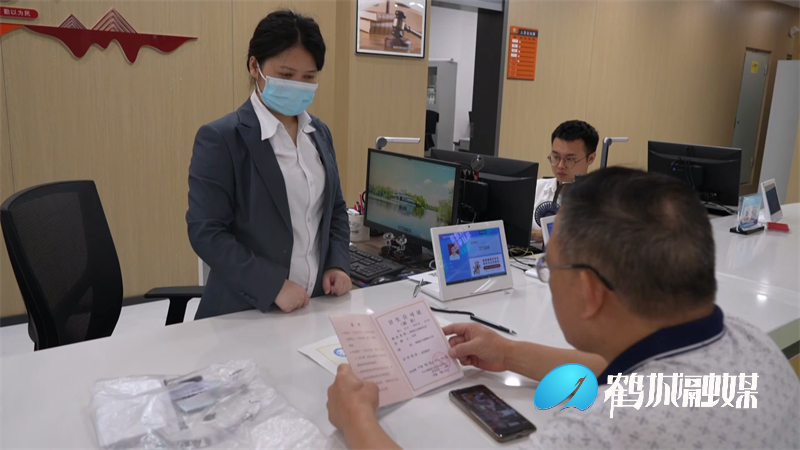 鹤城区政务服务推行“首办跟踪”机制.mp4_20230606_162959.858.jpg