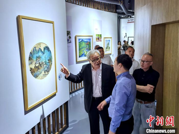 海峡两岸艺术家画展上，艺术家进行艺术交流。　付敬懿 摄