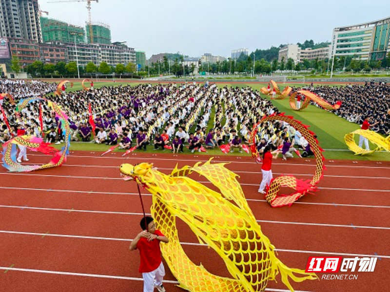 舞龙社团正在表演2.jpg