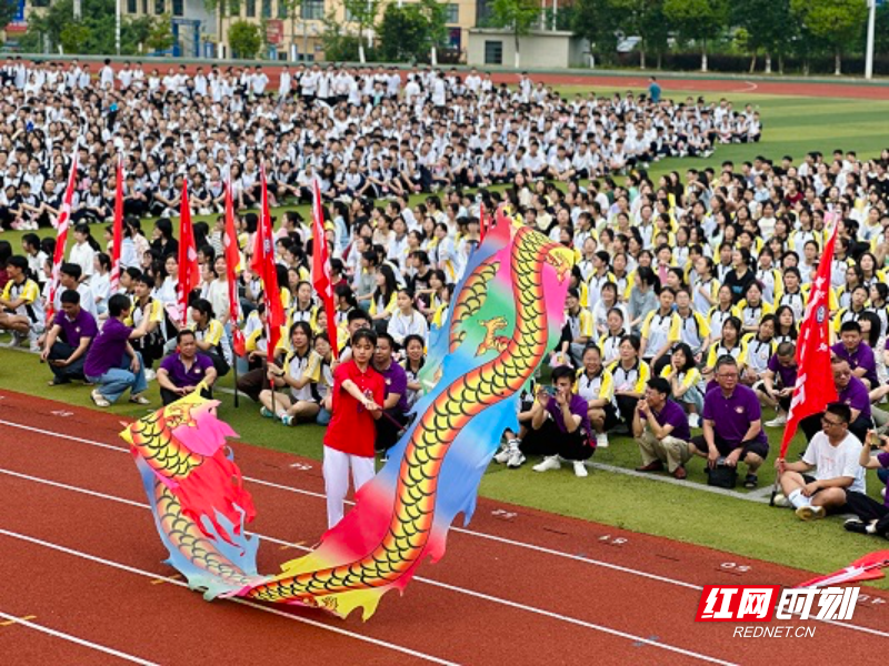 舞龙社团正在表演1.jpg