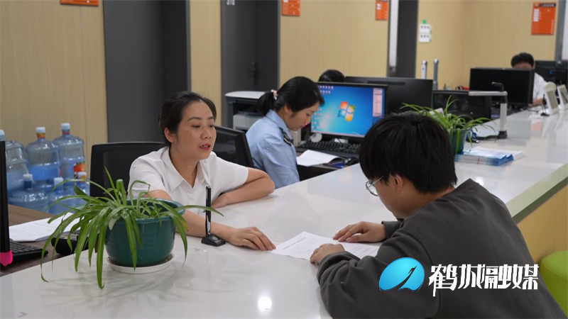 鹤城区政务服务推行“首办跟踪”机制.mp4_20230606_163048.480.jpg