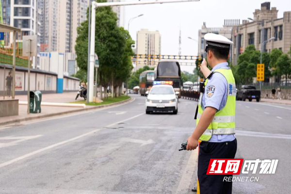 龙交警中队全员上岗，对高考所乘专用交通工具进行全面检查，对重点路段实施交通管制或安排专人指挥，安排警用摩托车应急处突，确保每一位高考学子顺利抵达。.jpg