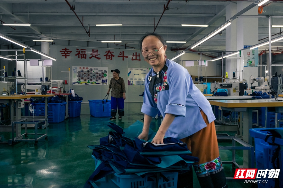 18.彭运华+《阿婆的笑容》 （2021年6月6日摄于凤凰县禾库镇扶贫搬迁扶贫车间。）_副本.jpg