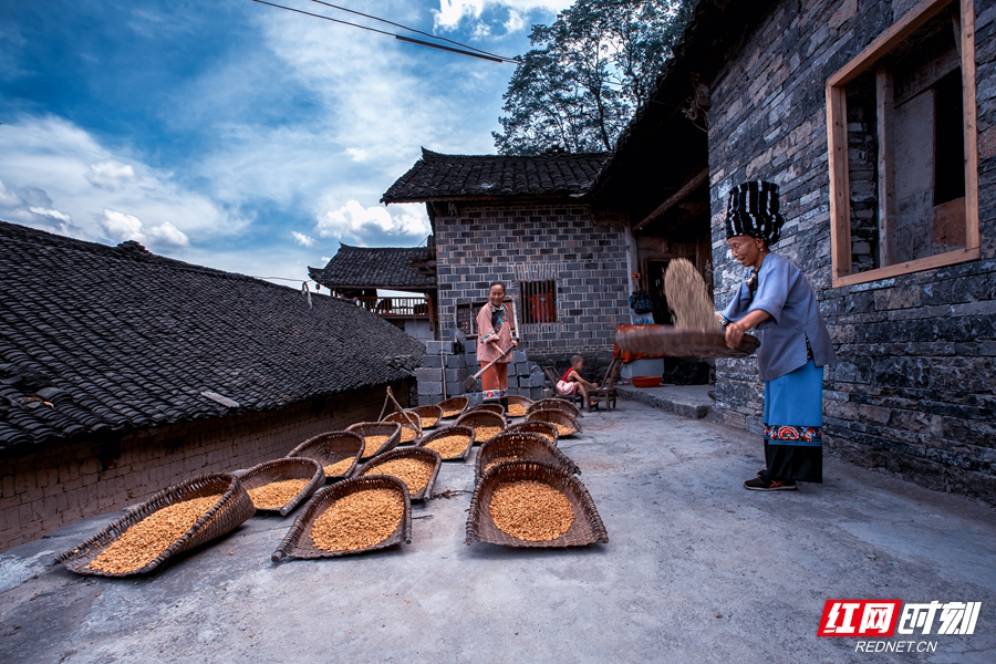 18.彭运华+《古寨人家》 （2021.07.16摄于 花垣县扪岱村）_副本.jpg