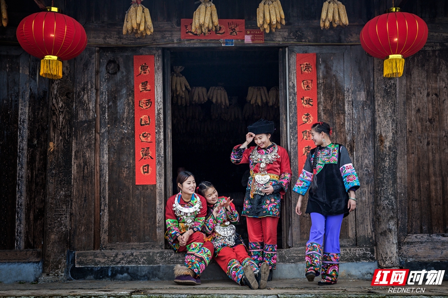 28. 《闺蜜》黄志强+13517471017摄于湘西花垣县_副本.jpg 28. 《闺蜜》黄志强+13517471017摄于湘西花垣县_副本.jpg