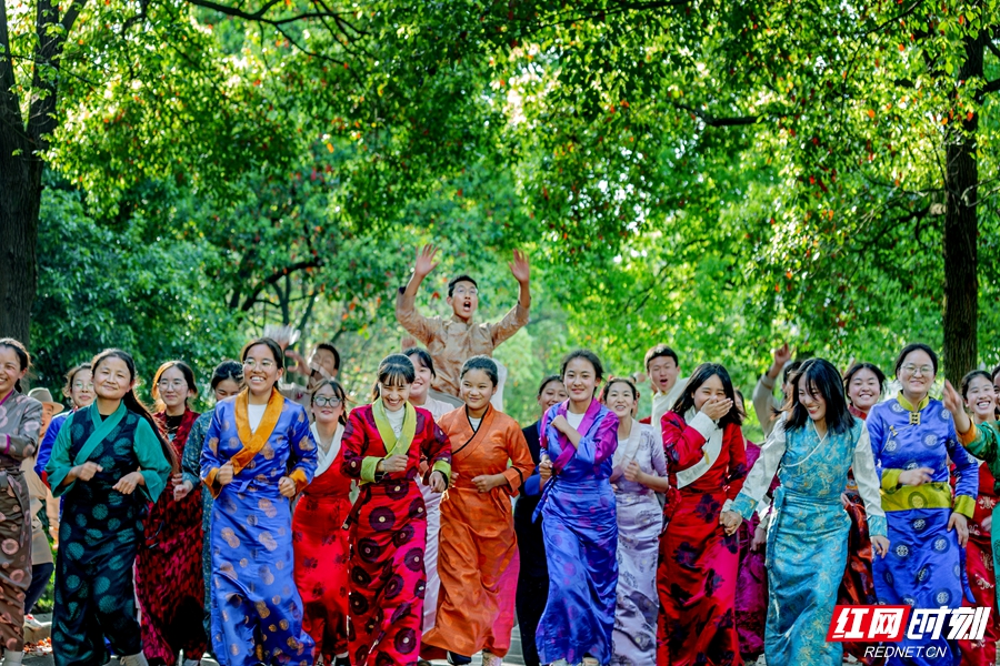 50.杨杨+我们毕业啦•长沙_副本.jpg 50.杨杨+我们毕业啦•长沙_副本.jpg