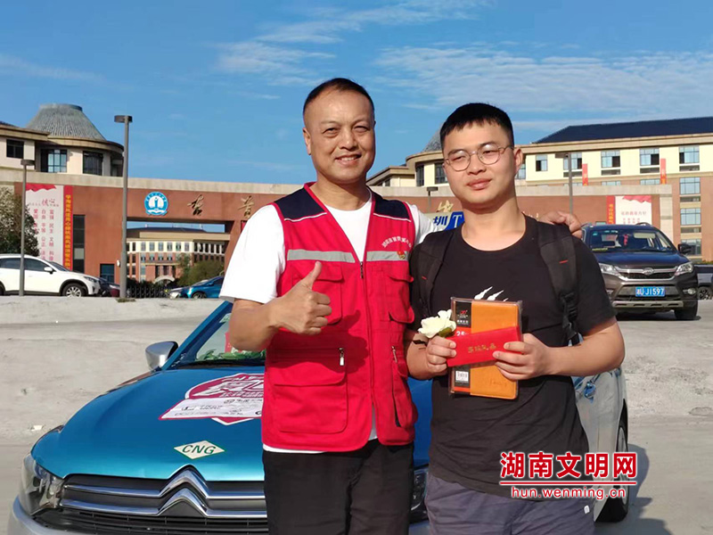 湘西州吉首市爱心出租车驾驶员参加“爱心送考”公益活动，对路途较远的考生提供一对一接送服务，并安全送至市第一中学考点.jpg