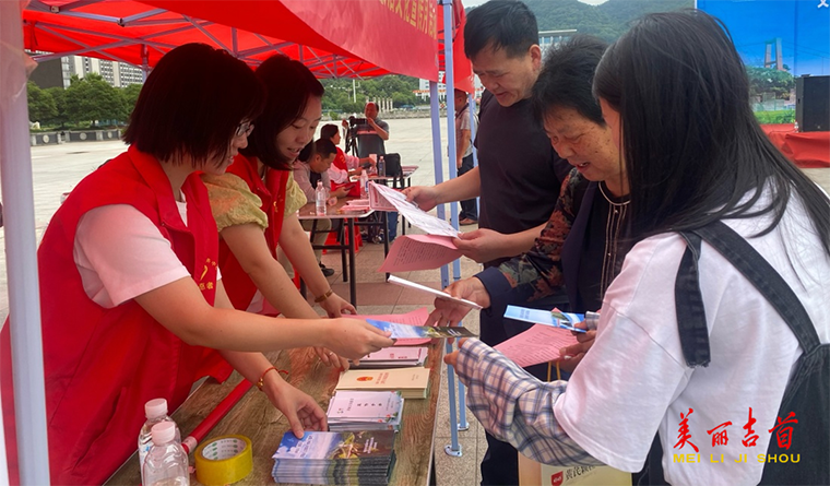 吉首市行政审批服务局：廉洁文化进社区 清风廉韵入人心2.png