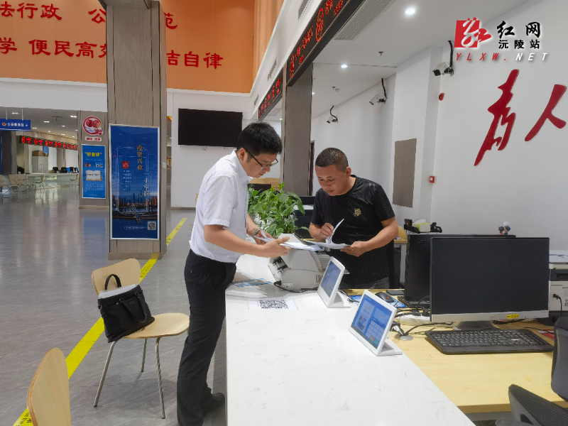 6月7日，沅陵县气象局主要负责人到办事窗口开展走流程解难题优服务活动，摄影：杨保明.jpg