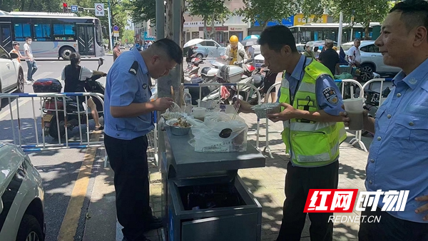 常德公安交警支队直属二大队民警坚守岗位吃路边午餐.jpg