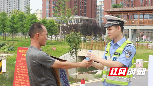 考场周边送考家长为护航民、辅警送上饮用水.jpg