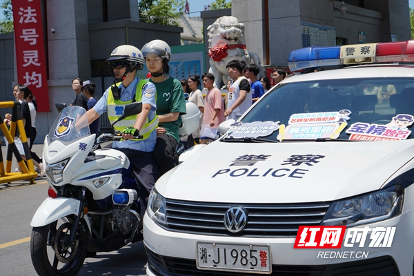 常德桃源县公安局交警大队漳江中队民警“一对一”爱心送考.jpg