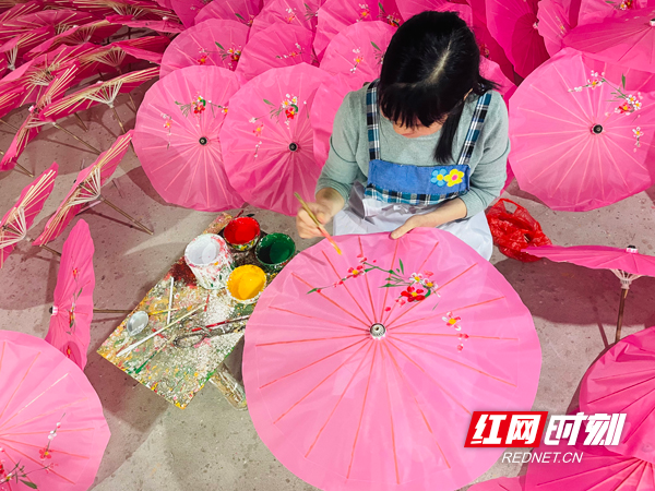 3、周汉宇将以齐白石为代表的湘潭民间绘画风格移植到石鼓油纸伞的伞面上，完成油纸伞从实用到艺术的功能转型。.jpg