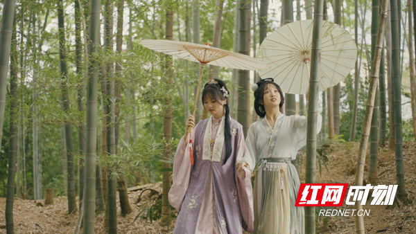 5、油纸伞几乎成为古风摄影的标配。周乐介绍，自己拼多多店铺的主要用户集中在15-25岁的年轻人群体。.jpg