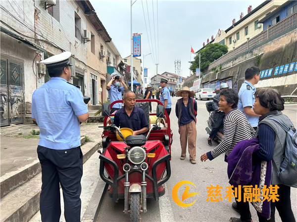志愿活动联合交警劝导 (1).jpg