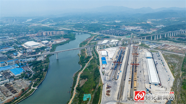 坐落在舞水河畔的怀化国际陆港（怀化日报全媒体记者 潘雨 摄）