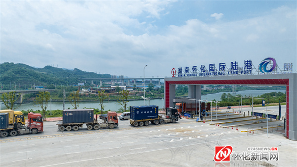 全新的怀化国际陆港大门，每天运输、转运车辆有序进出。（怀化日报全媒体记者 潘雨 摄）