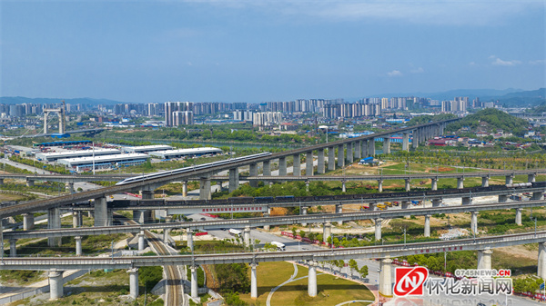 怀化西货场的货运铁路与沪昆客专高速铁路在怀化国际陆港交汇（怀化日报全媒体记者 潘雨 摄）