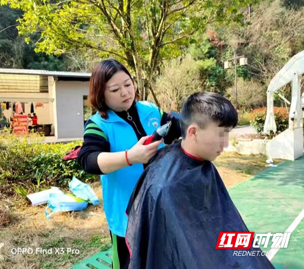 麻志花正在给慈爱园的孩子们理发。.jpg