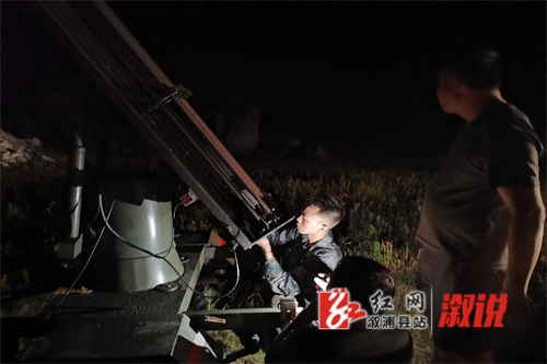 溆浦县气象局人影作业人员正在抓紧做好准备工作 摄影：刘欣.jpg