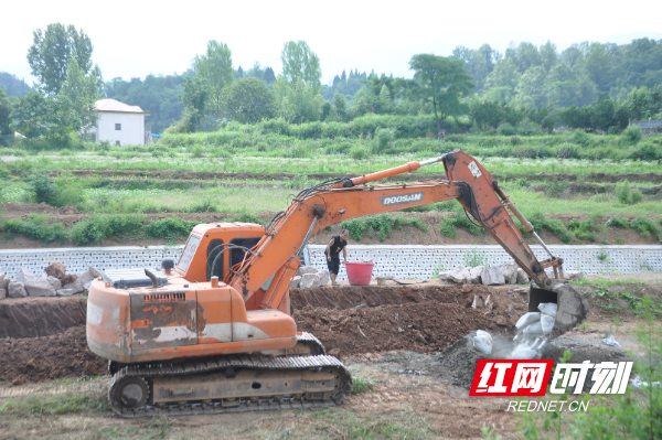 沅陵县麻溪铺镇马家村“水美湘村”项目建设如火如荼.JPG