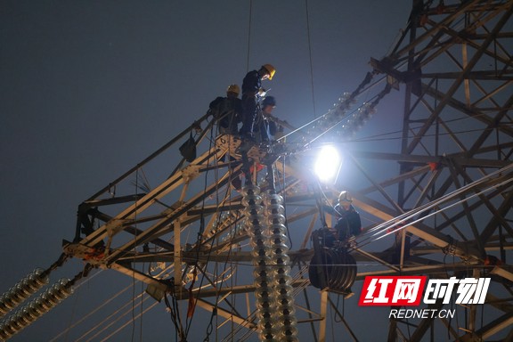 夜晚跨越施工现场。肖权一  摄.marked.jpg