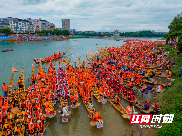 2023年6月17日，湖南省永州市道县城区潇水河段，百条龙船齐聚河畔准备巡游。 (4).jpg