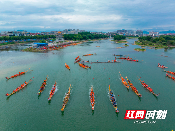 2023年6月17日，湖南省永州市道县城区潇水河段，龙船在河面进行赛前热身。 (4).jpg