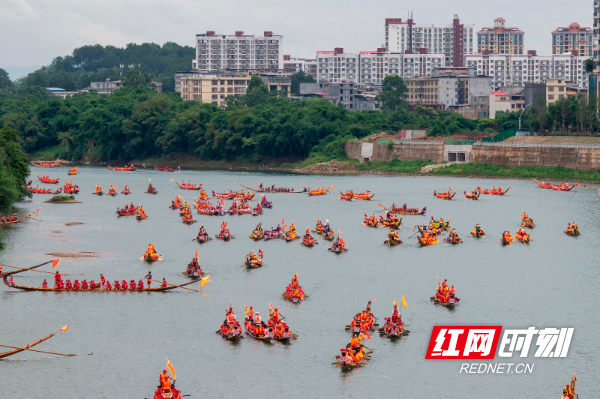 2023年6月17日，湖南省永州市道县城区潇水河段，龙船在河面巡游。 (3).jpg