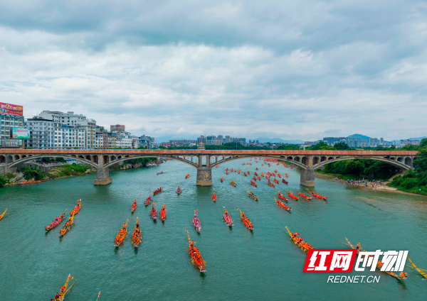 2023年6月17日，湖南省永州市道县城区潇水河段，龙船在河面巡游。 (4).jpg