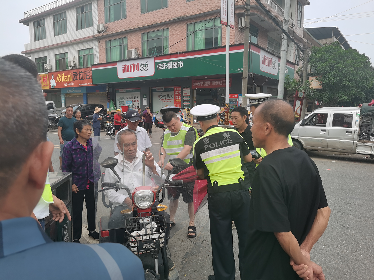 渡头桥镇开展“铸牢中华民族共同体意识”平安文明出行交通整治活动(图2)