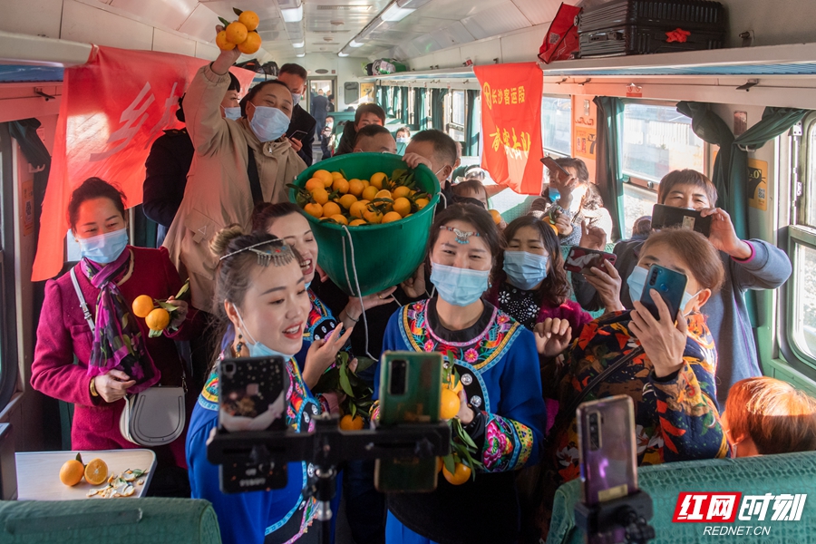 57.刘贤宏+慢火车上直播带货_副本.jpg 57.刘贤宏+慢火车上直播带货_副本.jpg