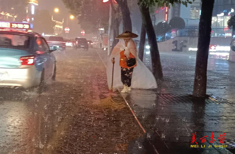 闻“汛”而动！吉首城管积极应对强降雨天气1.jpg