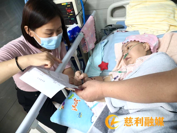工作人员向当事人解读办事流程并签字.jpg